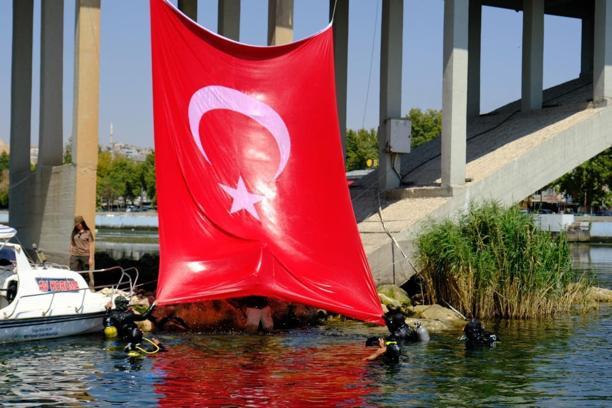 Fırat Nehri'nde dev Türk bayrağı gösterisi