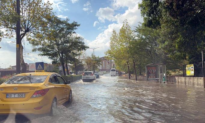 Tekirdağ'da sağanak; yollar göle döndü