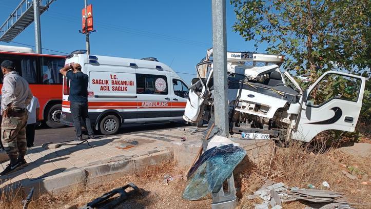 Mardin’de kontrolden çıkarak direğe çarpan kamyonetteki 2 kişi yaralandı