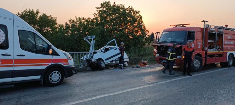 Çanakkale'de hafif ticari araç, köprü bariyerlerine çarptı: 1 ölü, 1 yaralı