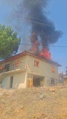 Cami lojmanında yangın; imam ile eşi kurtuldu