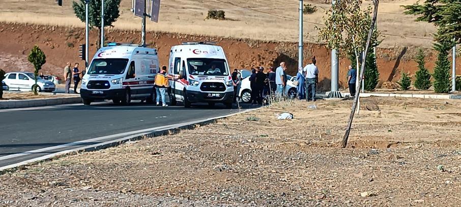 Elazığ’da minibüs ile çarpışan otomobildeki 2 kişi yaralandı