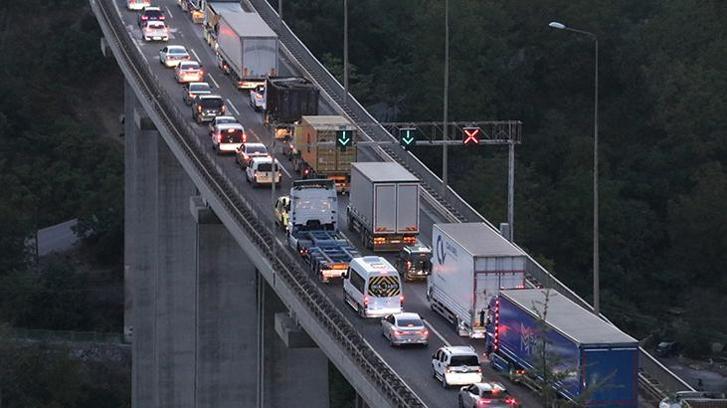 Anadolu Otoyolu'nda feci kaza! 3 TIR birbirine girdi trafik aksadı