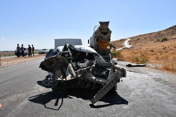 Hatay'da beton mikseri otomobile çarpıp sürükledi: 2 ölü