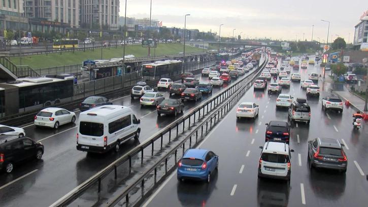 İstanbul'da haftanın ilk iş gününde yağmur trafiği