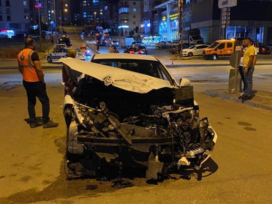 Ankara'da yolcu minibüsü ile otomobil çarpıştı: 4 yaralı