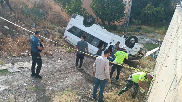 Fındık işçilerini taşıyan minibüs 10 metreden uçtu: 14 yaralı