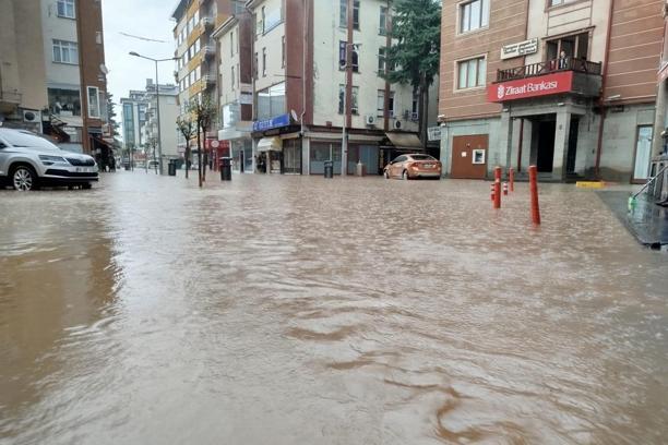 Trabzon'da sağanak: Araklı-Bayburt kara yolu trafiğe kapandı