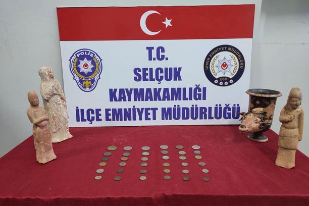 İzmir'de 4 heykelcik ve 26 sikke ele geçirildi