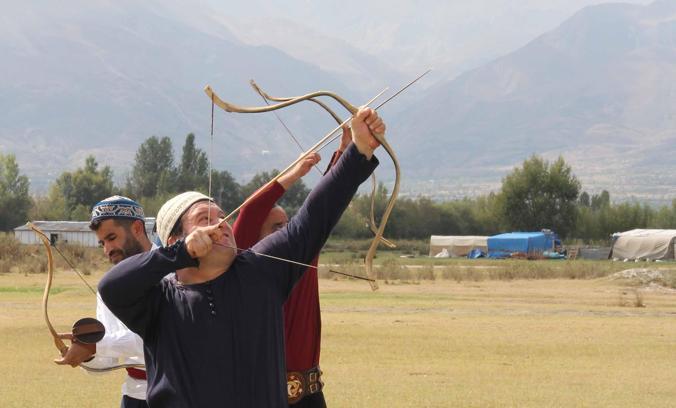 Erzincan'da kemankeşler, oklarını en uzağa atmak için yay gerdi