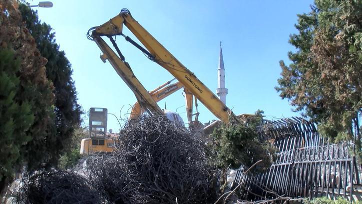 İstanbul - Kadıköy’de yıkım çalışması sırasında kopan beton parçaları camiye zarar verdi