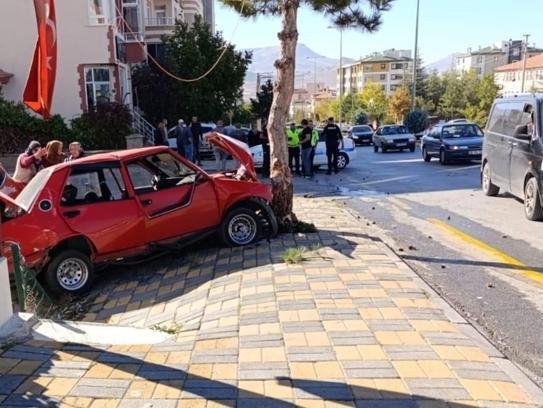 Kayseri'de iki otomobil çarpıştı: 5 yaralı