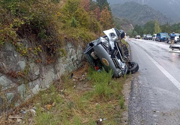 Orman personelini taşıyan kamyonet duvara çarptı 4 yaralı