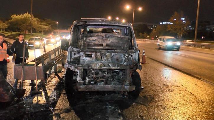 Beykoz TEM Otoyolu'nda hasarlı araç taşıyan çekici alev alev yandı