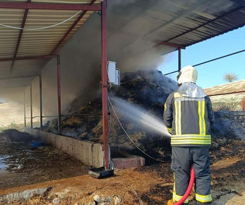 Manisa'da ahır yangını; 7 büyükbaş öldü