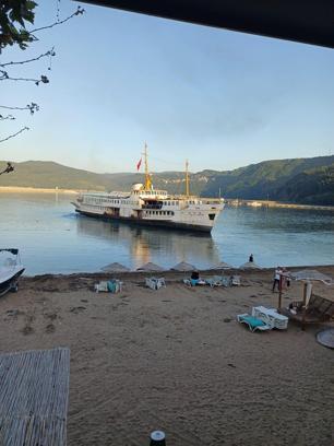 Amasra'da çapası hasar gören restoran vapur karaya oturdu; o anlar kamerada