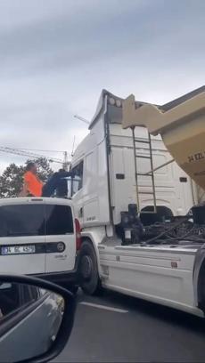 İstanbul-Zeytinburnu’nda tartıştığı TIR şoförüne yetişmek için aracının üzerine çıktı