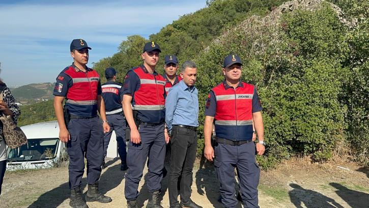 Yalova'da eşini kayalıklardan iterek öldürdüğü iddiasıyla yargılanan kocaya olay yerinde keşif yaptırıldı