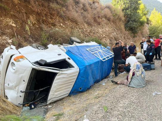 Tarım işçilerini taşıyan kamyonet devrildi: 1’i ağır, 8 yaralı