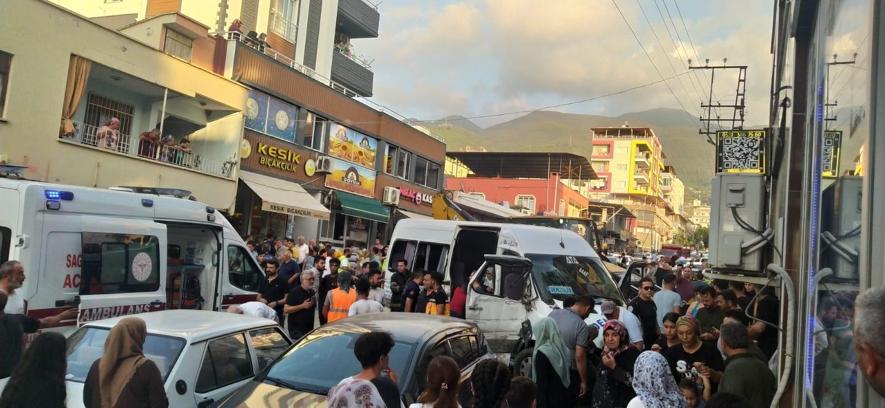 Hatay'da freni arızalanan kepçe 7 araca çarptı: 8 yaralı