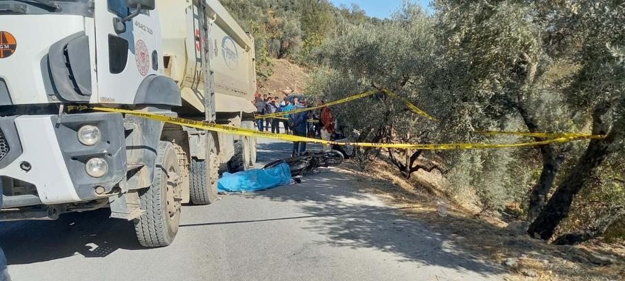 Kamyonla çarpışan motosikletin sürücüsü yaralandı; eşi ve torunu öldü