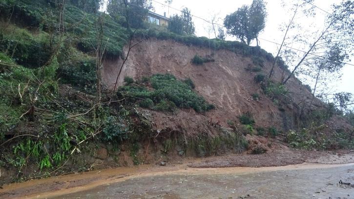 Rize'de heyelanın önünü kapattığı derede su seviyesi yola ulaştı (2)