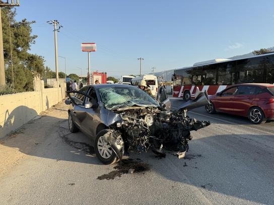 Servis minibüsüyle çarpışan otomobilin sürücüsü ağır yaralandı