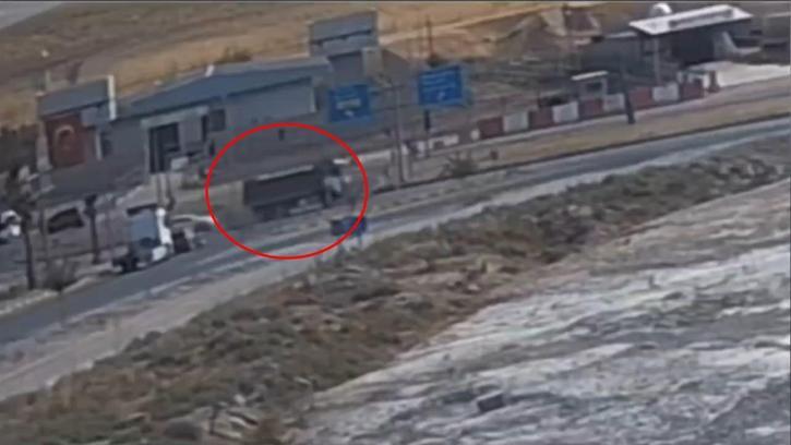 Şırnak'ta hafriyat kamyonuyla çarpışan motosikletin sürücüsü öldü; kaza kamerada