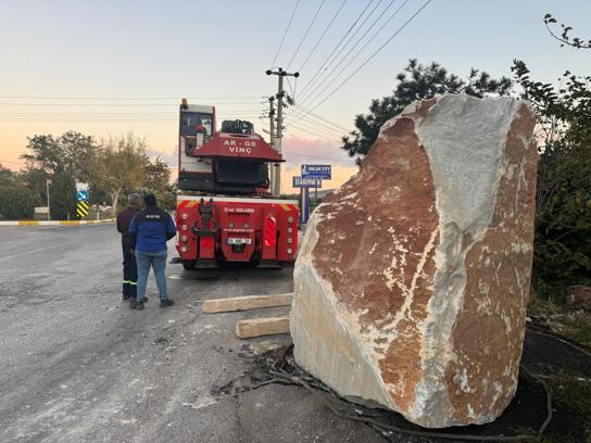 Seyir halindeki TIR'dan 12 ton ağırlığındaki mermer blok, yola düştü