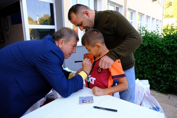 Kırsal mahalledeki okulları ziyaret eden Tanju Çolak’a öğrencilerden yoğun ilgi