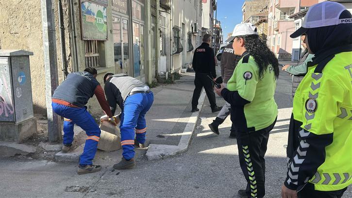 Edirne'de trafik akışı ve yayaların geçişini engelleyen dubalar toplandı