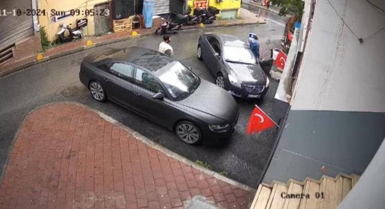 İstanbul - Fatih’te otopark girişinde Ata'ya saygı duruşu