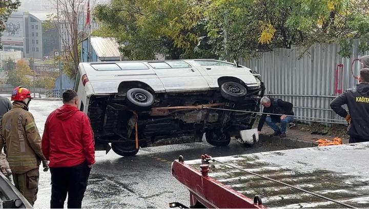 İstanbul-Kağıthane’de panelvan kontrolden çıkarak devrildi; yol trafiğe kapandı