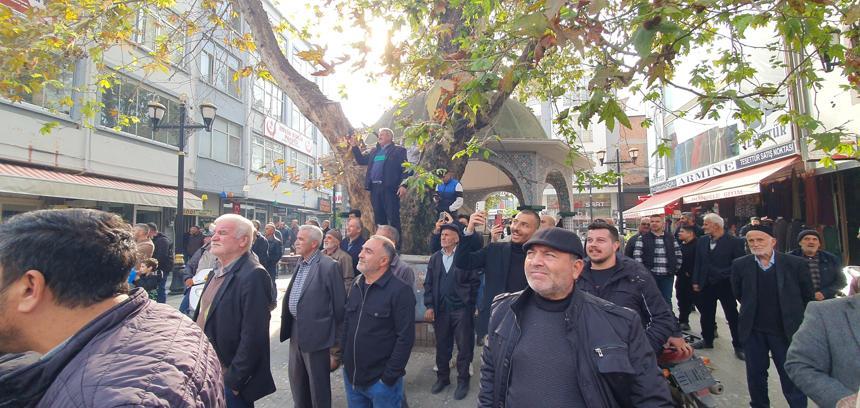 Çatıya konan akbabayı görüntülemek için yarıştılar