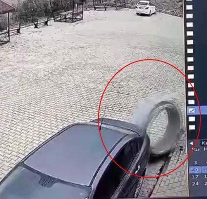 Bursa'da silindir beton su borusu park halindeki otomobile çarptı; o anlar kamerada