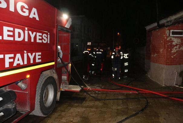 Çanakkale’de bir evde çıkan yangın, bitişikteki 2 eve de sıçradı