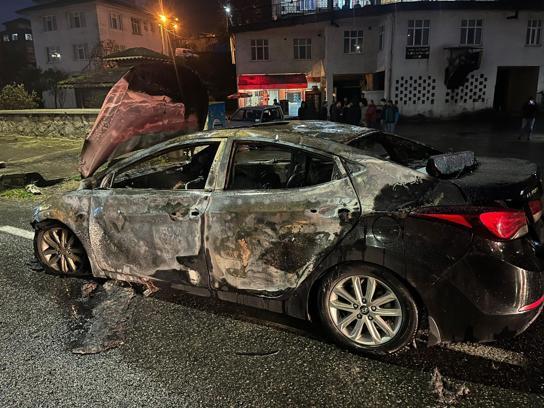 Sürücüyü silahla yaralayıp, otomobilini ateşe verdi