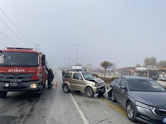 Manisa'da cip, otomobile çarptı; 2 sürücü yaralı