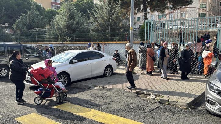 ‘Tapulu arazim’ deyip sokağı tel örgüyle kapattı