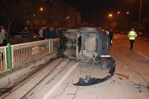 Kilis'te refüje çarpan araçtaki sürücü yaralandı