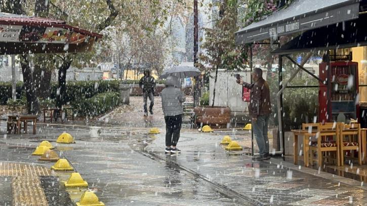 Yalova'da mevsimin ilk kar yağışı