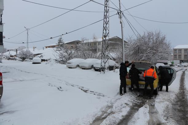 Karlıova'da 20 köy yolu ulaşıma kapandı, eğitime 1 gün ara