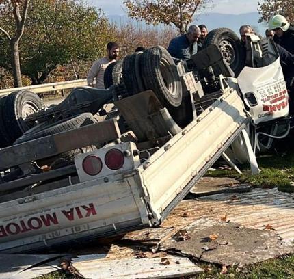 Refüje çarpıp takla atan kamyonetteki 2 kişi öldü