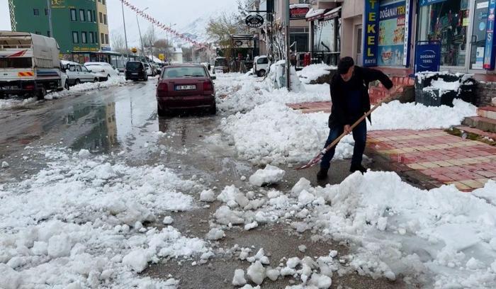 Ovacık'ta kar kalınlığı yarım metreyi geçti