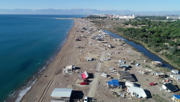 Yılan hikayesine dönen çardaklar yıkıldı