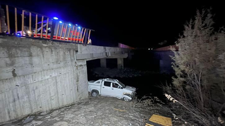 Hakkari'de 15 metre yükseklikteki köprüden Zap Suyu'na uçan kamyonette 4 kişi yaralandı