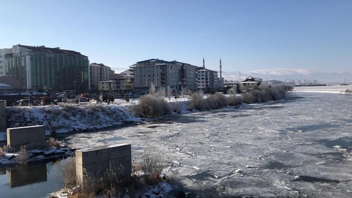 Kura Nehri'nin yüzeyi tamamen dondu