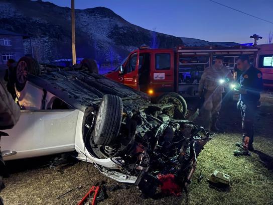 Otomobilde sıkışan yaralı sürücüyü itfaiye ekipleri kurtardı