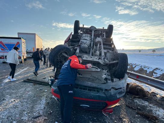 Hayvan yüklü kamyonet ile TIR çapıştı; 3 yaralı