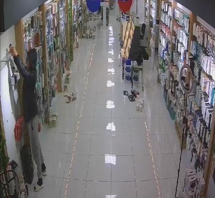 Manisa'da akıllı saat hırsızlığı kamerada